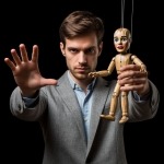 Как распознать человека с тенденцией к контролю в отношениях: 15 основных признаков